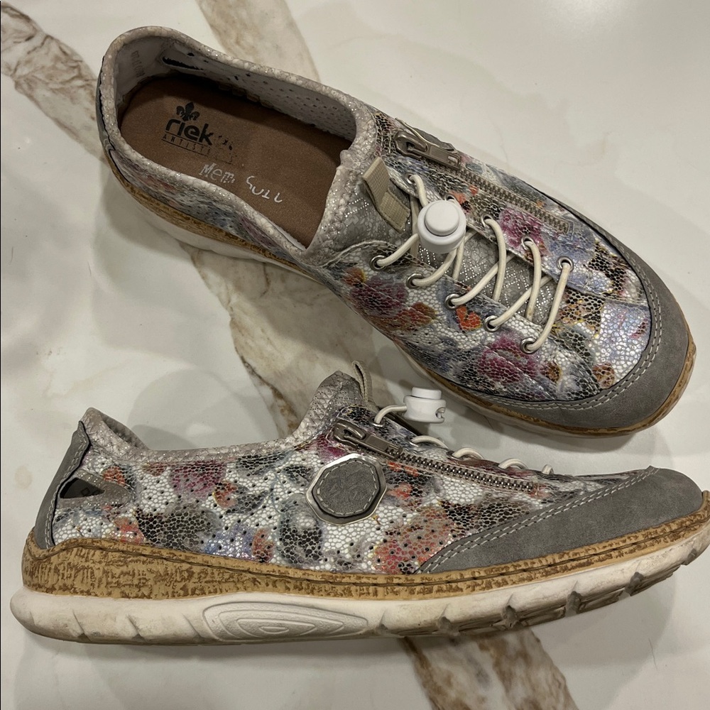 VGUC Rieker floral print and silver leather detail flats with an athletic sole